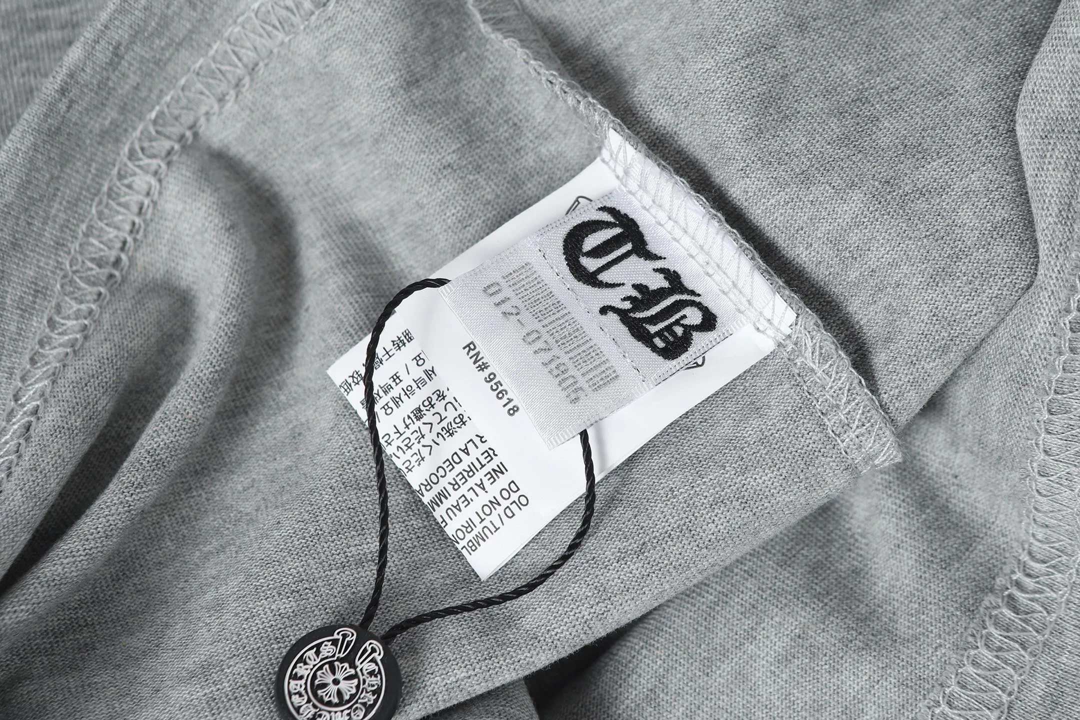 P150 Cross-border model, please do not place an order if you are pursuing quality - Chrome Hearts/Chrome Hearts Graffiti ✍️ printed short-sleeved T-shirt - High weight, high density and high quality. The wool is soft, delicate and skin-friendly. Soft and silky to the touch. Excellent warmth and skin-friendly properties. - Customized weaving and dyeing, no color difference, no matter the fabric or workmanship details. Comparing with the ordinary version on the market -Colour: floral gray -Size: S M L XL
